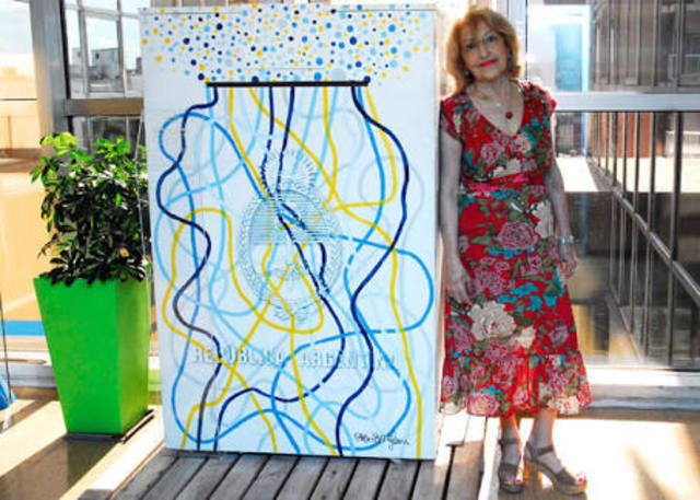 Puiggrós, recibe el premio Democracia a la educación.