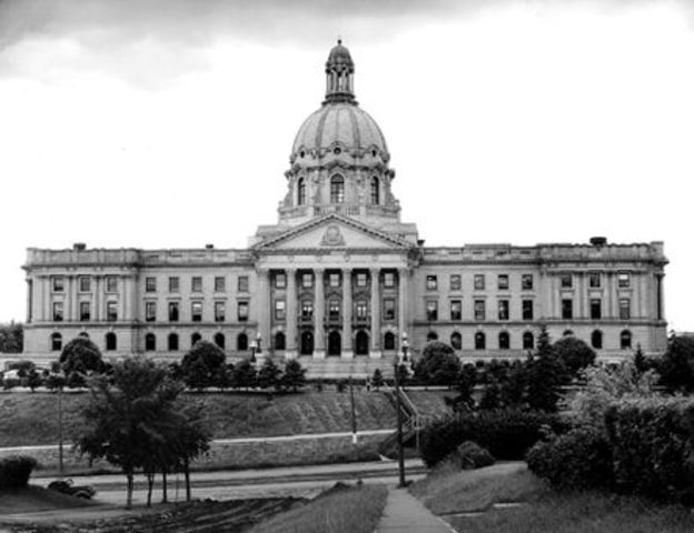 L'Alberta et la Saskatchewan se joignent a la confederation