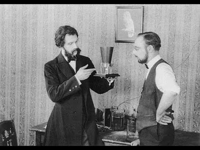 Alexander Gramm Bell y su ayudante ThomasWatson, en el verano de 1875 consiguieron transmitir unos cuantos sonidos a través de un cable.