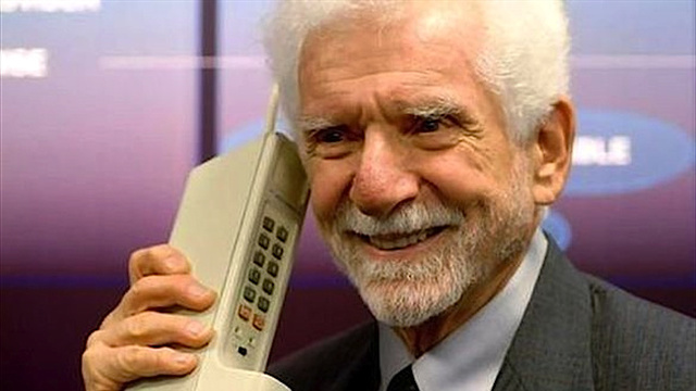 El 3 de abril de 1973,Martín Cooper directivo de Motorola realizó la primera llamada desde un teléfono móvil del proyecto DynaTAC 8000X desde una calle de Nueva York.