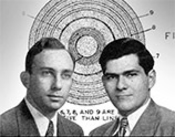 El código de barras lo inventaron dos estudiantes, Bernard Silver y Norman Woodland, en 1952. El primer diseño era circular, como una diana.