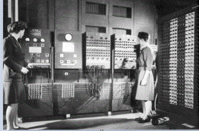 ENIAC, un acrónimo de Electronic Numerical Integrator And Computer (Computador e Integrador Numérico Electrónico), fue la primera computadora de propósitos generales.