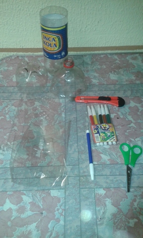 Recortamos las partes señaladas en la botella para obtener una pequeña plancha.