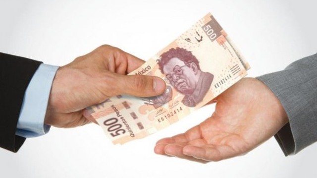 Luis Cervantes le dio dinero a Demetrio de Moyahua.