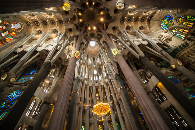 Primeros pasos en la construcción de la Sagrada Familia