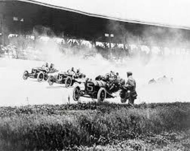 En el circuito de Indianápolis se celebra la primera prueba de las 500 millas.