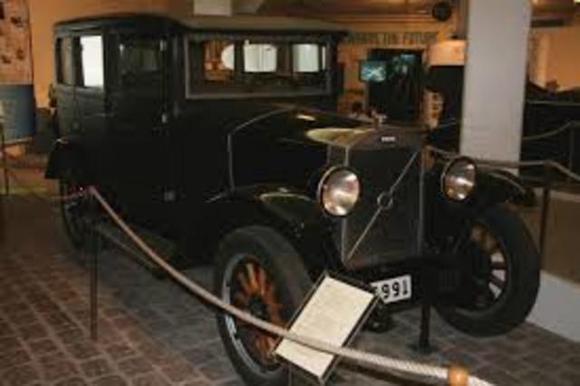 la marca VOLVO produce su primer auto, el modelo P4.