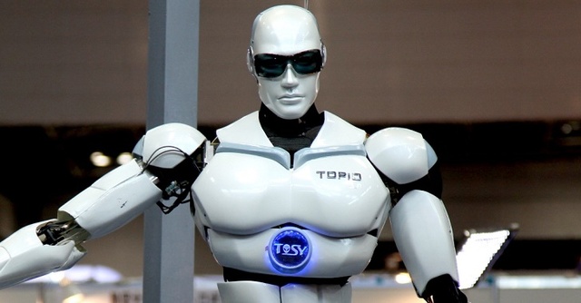 ROBOTS  un robot es una máquina programable que puede manipular objetos y realizar operaciones que antes sólo podían realizar los seres humanos.