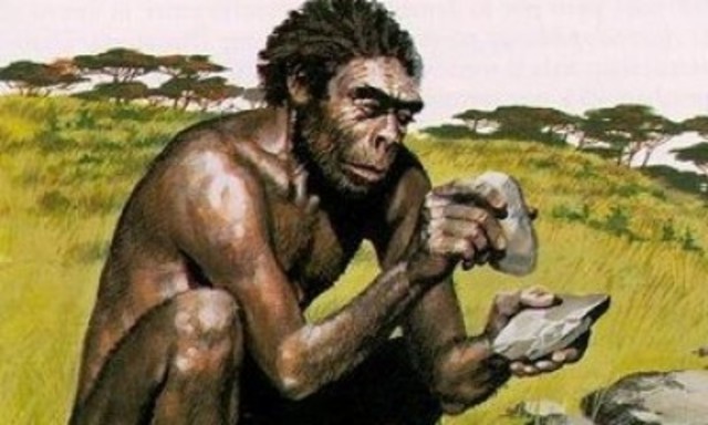 L'home baixa dels arbres