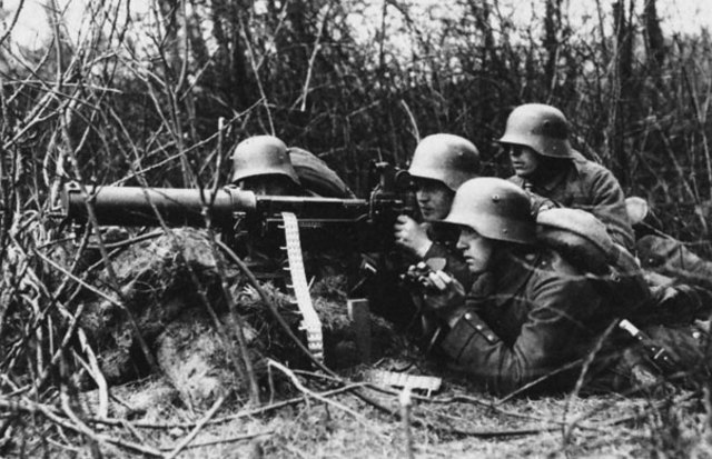 Germans destroy Reims Cathedral