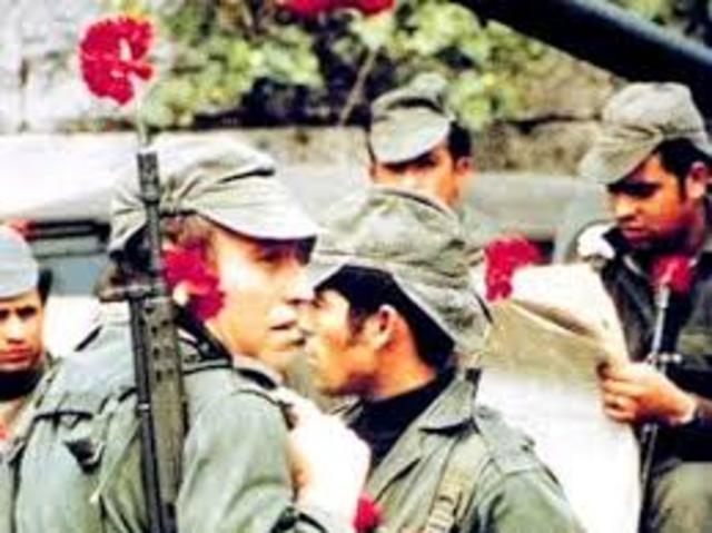 Revolució dels clavells- Alçament militar que acaba amb el règim polític de Portugal