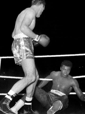 Cassius Clay fue derribado por segunda vez en su carrera
