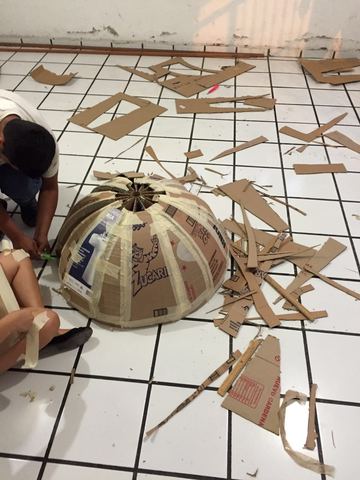 Se continua el procedimiento de colocar las paredes de la estufa