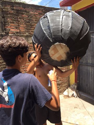 Pintando la estufa para que se vea bonita