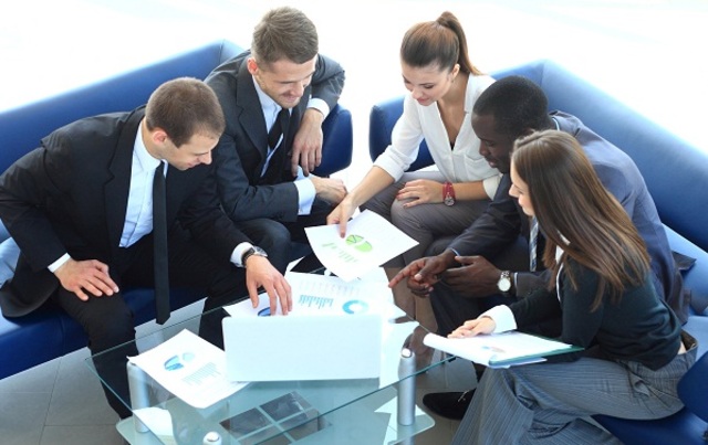 Se estudian los casos en la empresa y se divide el trabajo en el grupo