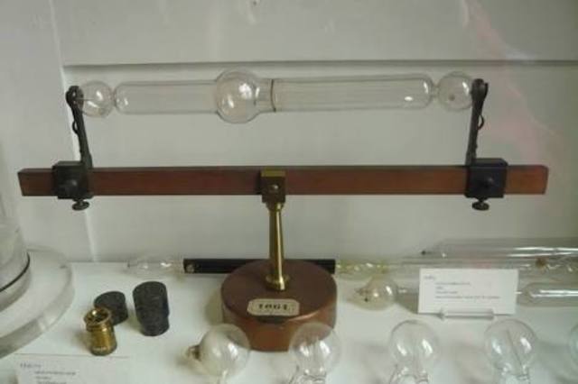 Th Geissler tube