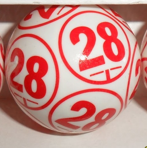 Bolilla de lotería. Descripción: bolita con un número impreso y que es parte del bolillero con el que se sortean los números de la lotería.