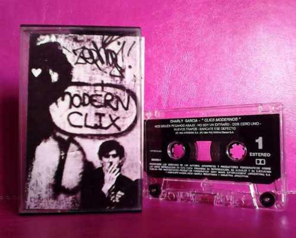 Cassette. Descripción: formato de reproducción de música por una cinta magnética. Artista: Charly García Álbum: Clics modernos Fecha de lanzamiento: 1983