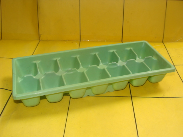 Cubetera. Descripción: recipiente de plástico para hacer cubos de hielo.