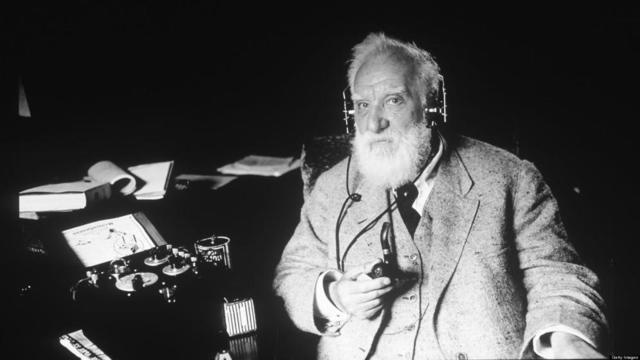 Invención del teléfono por Alexander Graham Bell.