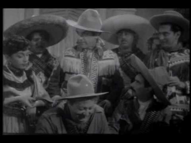 los demás muchachos están celosos de los avances de la Pinada