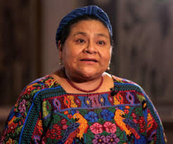 Rigoberta Menchú gana el Premio Nobel de la Paz.