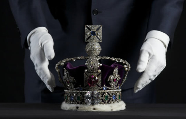 S'obre l'exposició de joies de la corona.