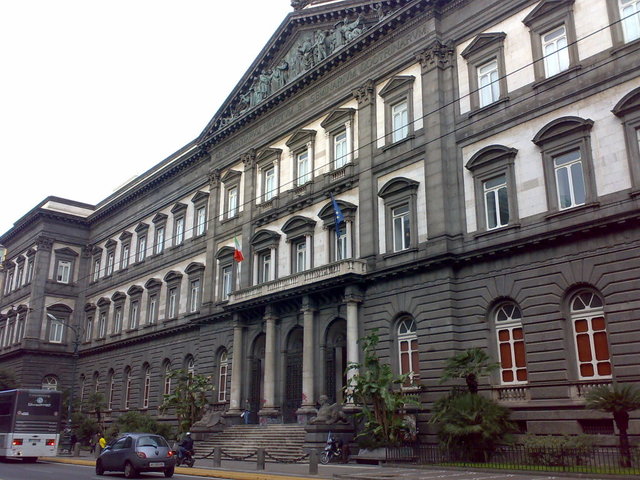 UNIVERSIDAD  DE NAPOLES