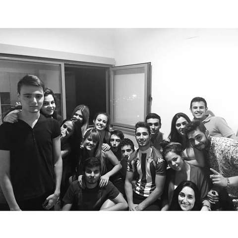 Como si un hilo fino pero irrompible los uniese.