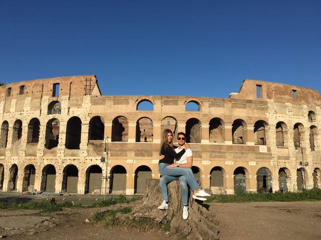 Llevando su amor hasta la ciudad en ruinas...