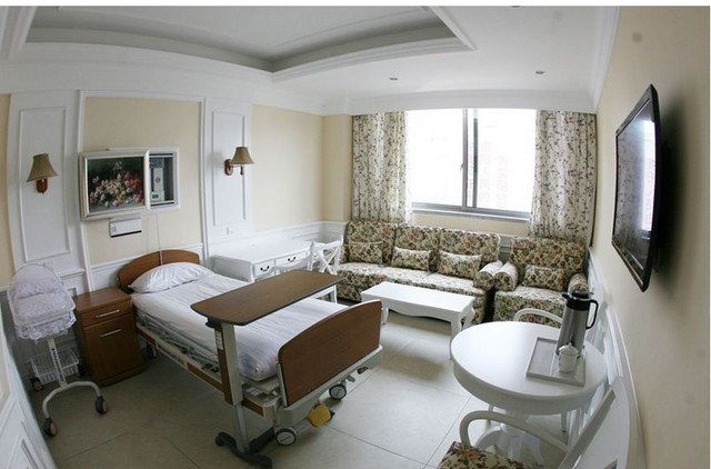 Ponyboy Dally and Johnny was injured ,they stayed in the hospital and then they met Randy