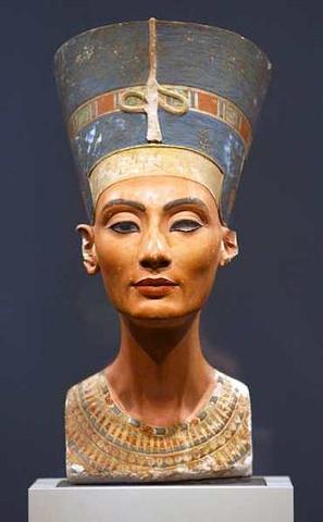 HALLAZGO DEL BUSTO DE NEFERTITI