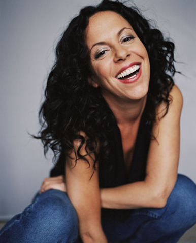 Bebel Gilberto releases the album "Tanto Tempo"