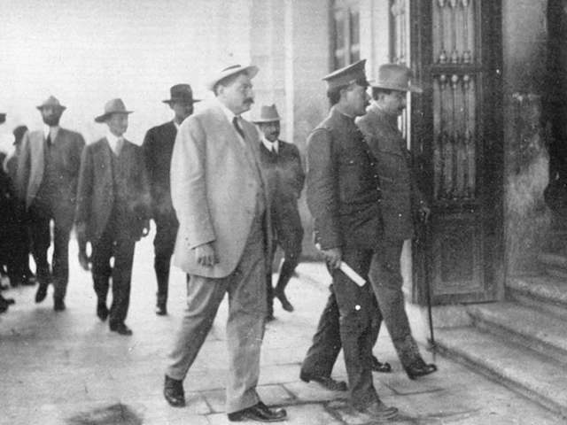 Venustiano Carranza intenta llevar una reunión de lideres revolucionarios.