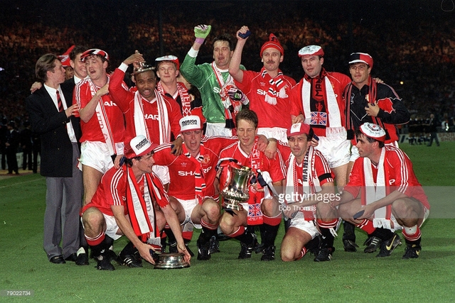 Sir Alex Ferguson wins his first trophy for united, the FA cup
