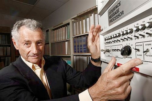 Nace la conmutación de paquetes, una tecnología básica para la interconexión entre computadoras, creada por Len Kleinrock.