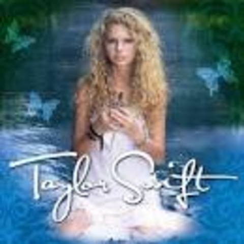 Taylor Swift releases her febut albulm