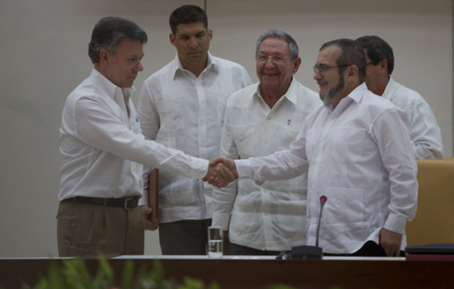 El presidente colombiano Juan Manuel Santos y las Fuerzas Armadas Revolucionarias de Colombia-Ejército del Pueblo (FARC-EP) anuncia la firma en La Habana del Acuerdo General para la terminación del conflicto y la construcción de una paz estable y duradera