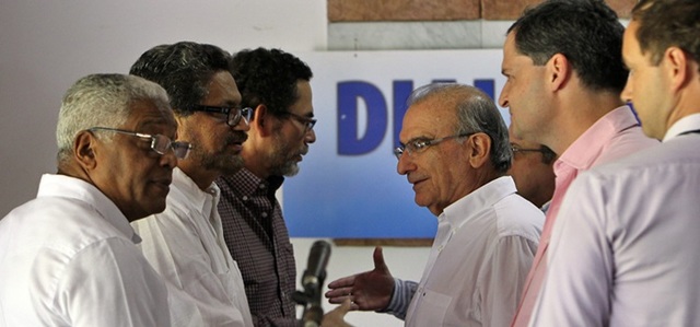 El Gobierno y las FARC anuncian el primer acuerdo de la agenda de negociación, sobre tierras y desarrollo rural.