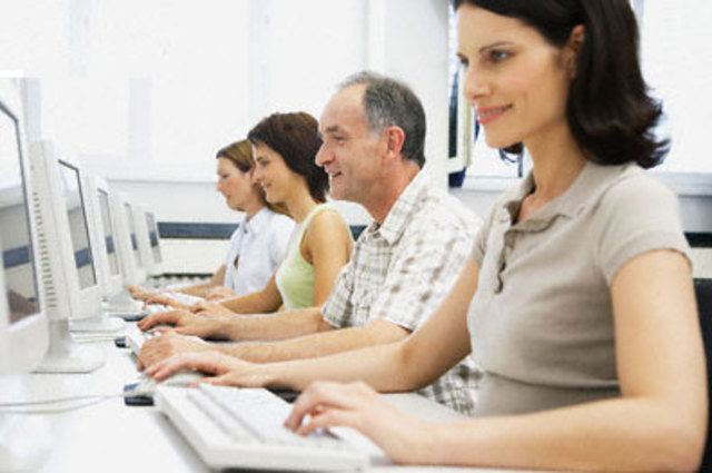 Demanda de los adultos en cuanto a formación y actualización: Los adultos al estar involucrados ya en un ambiente laboral, no tienen el tiempo suficiente para poder asistir a una escuela, así que para ellos es mucho más fácil estudiar a distancia.