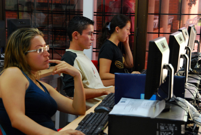 La virtualización de la educación presencial: Se estima que un mercado de 2.3 millones de estudiantes y la existencia 200 instituciones que ofrezcan este tipo de modelo educativo basado en TIC.