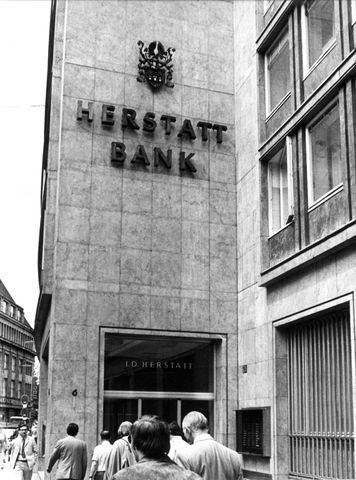 La oficina de Supervisión Bancaria Federal de Alemania Occidental retira la licencia de Bankhaus Herstatt