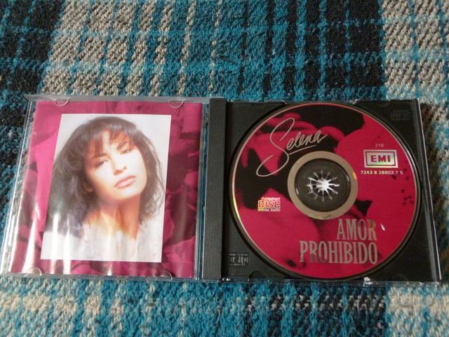 Cuarto de album "Amor Prohibido"