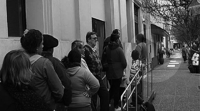 Son interminables las colas en los cajeros de Esperanza.