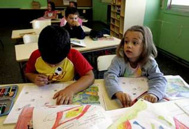 En preprimaria mi maestro fue Diego Ixcamparic Sosa, lo que recuerdo de su enseñanza, el tenía un molde de dibujo y  le pasaba una pintura negra con gas, con eso pasaba una copia a mi cuaderno