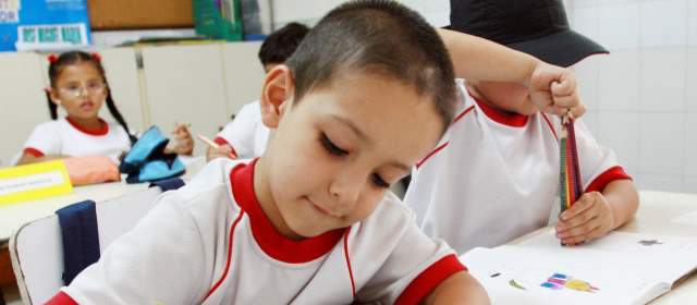 En segundo primario mi maestro fue Gaspar Ixcamparic Sosa, su estrategia de enseñanza fue, escribir texto en la pizarra y nosotros lo copiábamos.