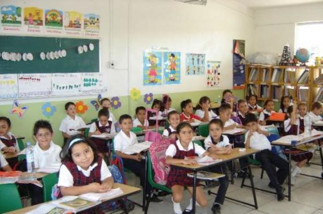 En tercero mi maestro fue Feliciano par Quiché, su estrategia de enseñanza  fueron leer, copiar texto en la pizarra y saber bien los abecedario.