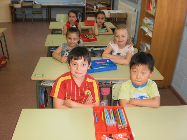 En quinto mi maestro fue Pedro Marcelo Tzaj, estrategia de aprendizaje que utilizaba, escribir en la pizarra y lo copiábamos, después de terminar de copiar  el se ponía a explicar.