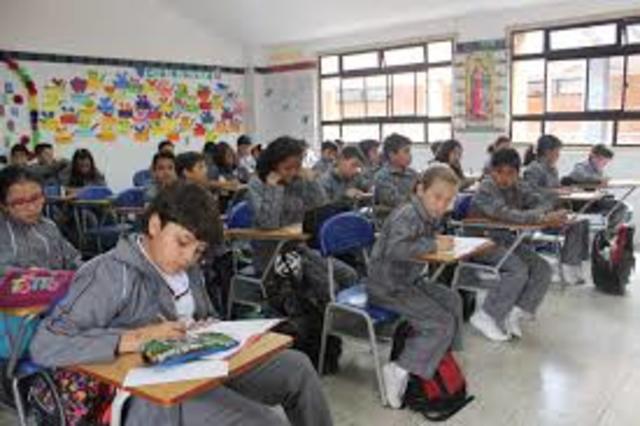 En primero básico los docentes nos hacían dictado y explicaban, los docentes no nos dejaban participar.