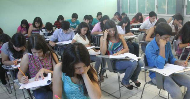 Me animaron dos amigos para seguir estudiando y lo hice, febrero 2012 empecé a estudia mi diversificado, bachiller en ciencias y letras en Santa María Visitación y me gradué el mismo año.